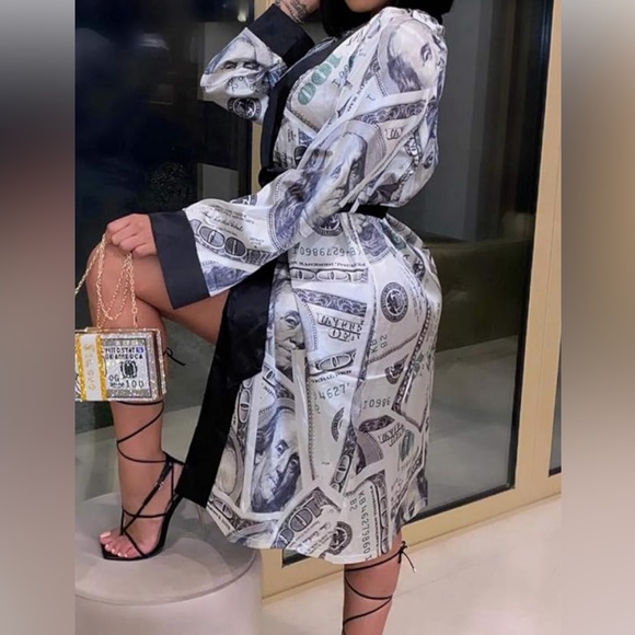 Money Robe - Picture 1 of 3